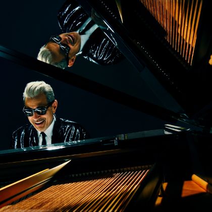 /steinway.com-americas/zh_CN/music-and-artists/featured/steinway-artist-jeff-goldblum
