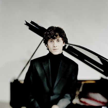 /steinway.com-americas/zh_CN/news/features/rafal-blechaz-prized-pianist
