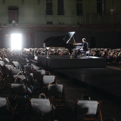 /steinway.com-americas/zh_CN/news/features/a-levitating-career-igor-levit