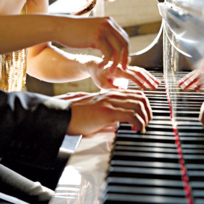 /steinway.com-americas/zh_CN/news/features/anderson-and-roe-songs-without-words