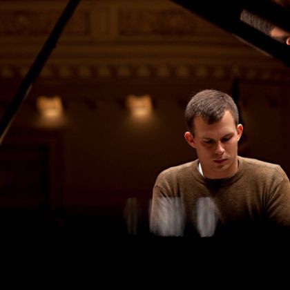 /steinway.com-americas/soundboard/soundboard-adam-gyorgy